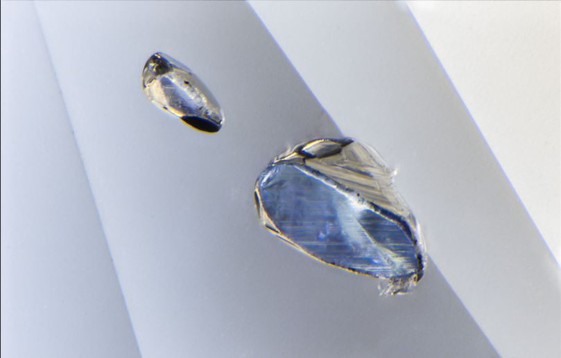 بلور های سافایر در الماس طبیعی