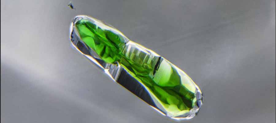 بلور دیوپسید سبز در الماس