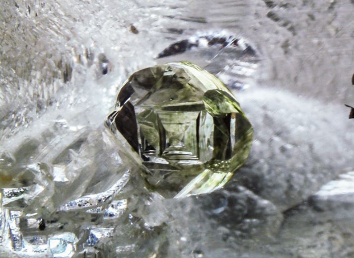بلور ثانویه الماس حاصل از انحلال بخشی