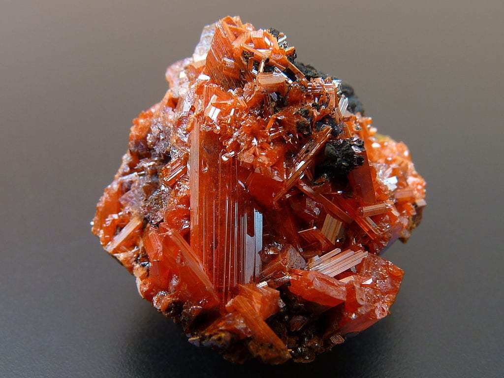 کانی کروکوئیت (Crocoite)، کانی سمی زعفرانی رنگ
