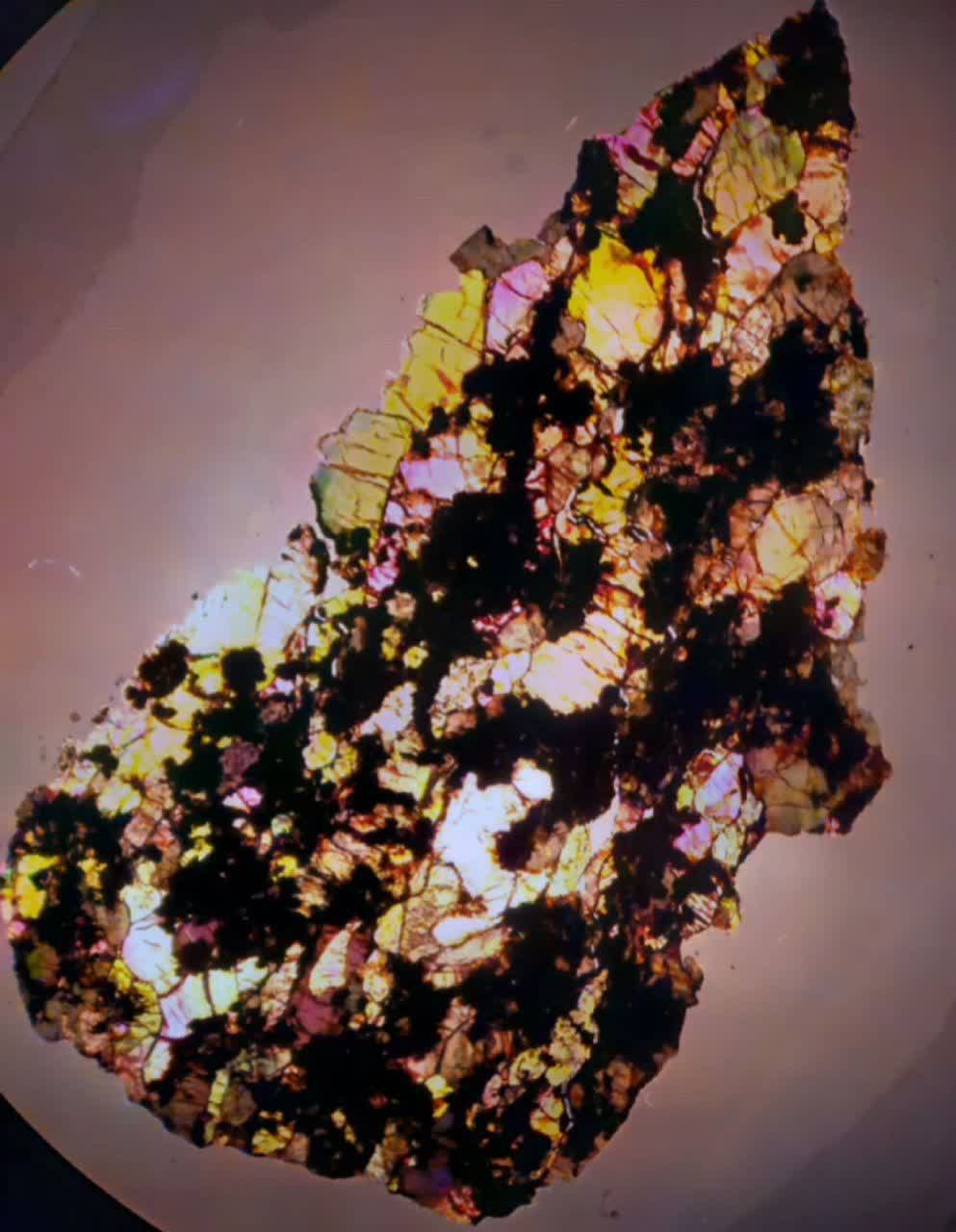 مقطع میکروسکوپ از اکندریت اوریلیتی حاوی کانی لونسدالیت