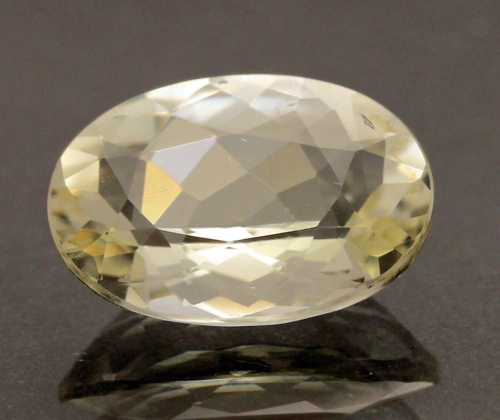 اوکلاز (Euclase)؛ گوهری با با شفافیت خیره‌کننده و رنگ‌های چشم‌نوازش