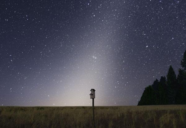نوری محو و مخروطی‌شکل که به آن نور منطقهالبروج (Zodiacal Light) یا صبح کاذب گفته می‌شود.