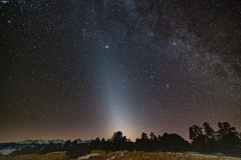 نوری محو و مخروطی‌شکل که به آن نور منطقهالبروج (Zodiacal Light) یا صبح کاذب گفته می‌شود.
