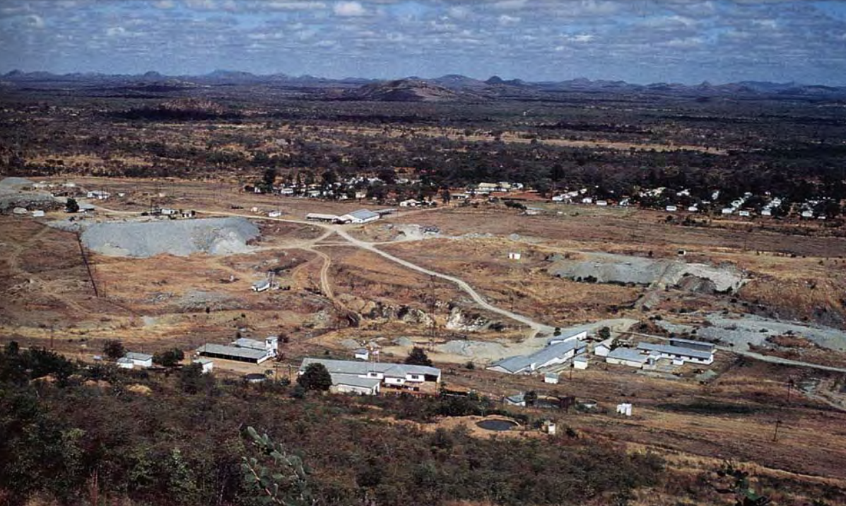 معدن روباز اصلی زئوس به دلیل غنی بودن از زمرد، «بانک انگلستان» نامیده میشد. ساختمانهای جلوی تصویر، دفاتر، کارگاه و کارخانه فرآوری هستند. روستای کارمندان در پسزمینه قابل مشاهده است