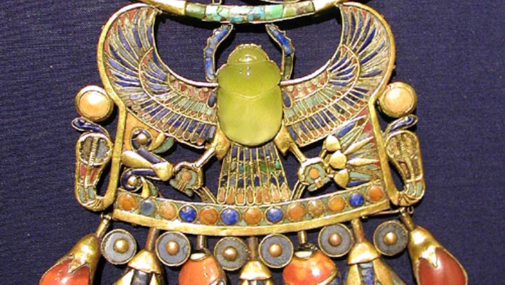 آویز بهدستآمده از مقبرهٔ توتعنخآمون (Tutankhamun) با نگینی از شیشه صحرای لیبی یا LDG