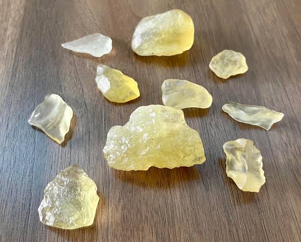 نمونه هایی از شیشه صحرای لیبی