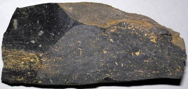 فرآیند جلای بیابانی بر روی سنگ چرت که از نظر ظاهری آن را شبیه به پوسته ی سوخته شهاب سنگ کرده است